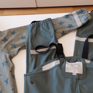 Nytt rengnställ för barn - Oanvänt rengnset; jacka och byxa med gott om reflexer. Härlig kulör (mintgrön), strl. 134-140, passar flickor och pojkar. Nypris 449kr. Fler bilder kan skickas...