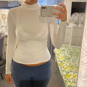 Långarmade tröja  - Säljer nu denna långarmade tröja med krage då den tyvär inte kommer till någon användning. Den är i mycket fint skick. 