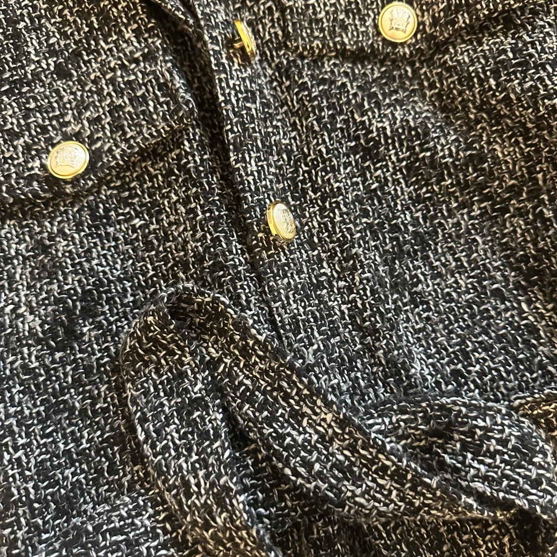 Svart/vit kappa med guldiga knappar och knytband - 91