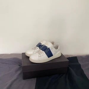 Valentino Open Sneakers  - Säljer nu mina valenitno skor som är i toppen skick. Nypris ligger på cirka  7000 Dem är i storlek 44, hör av dig vid minsta lilla intresse eller frågor🗣️