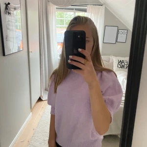 Ljuslila stickad tröja - Säljer en superfin ljuslila stickad tröja med korta puffärmar. Perfekt för att få in färg i höst garderoben och passar perfekt sen i vår!