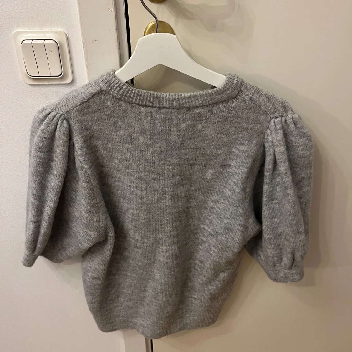 Höst/vintertröja från Gina med puffärmar - 90