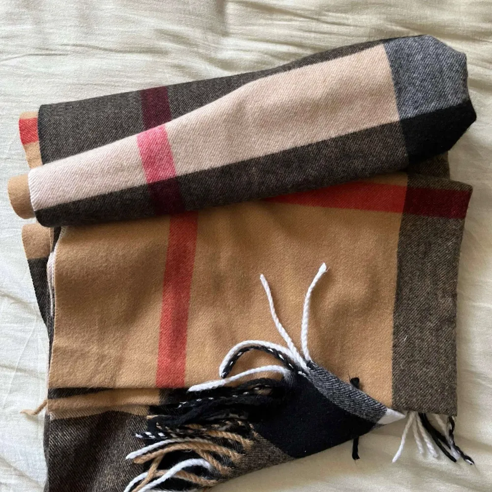 Burrberry halsduk gjort av 100% cashmere. Använd bara förra vintras. Köpt i NK Göteborg, tyvärr ingen box eller kvitto då jag kastat dem. Komm med frågor och funderingar 😁byten kan hända.. Övrigt.