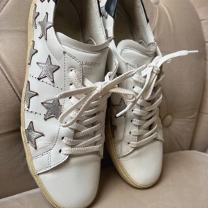  Yves Saint Laurent skor -  Så snygga sa Lauren skor som är så fint skick speciellt på utsidan🩷