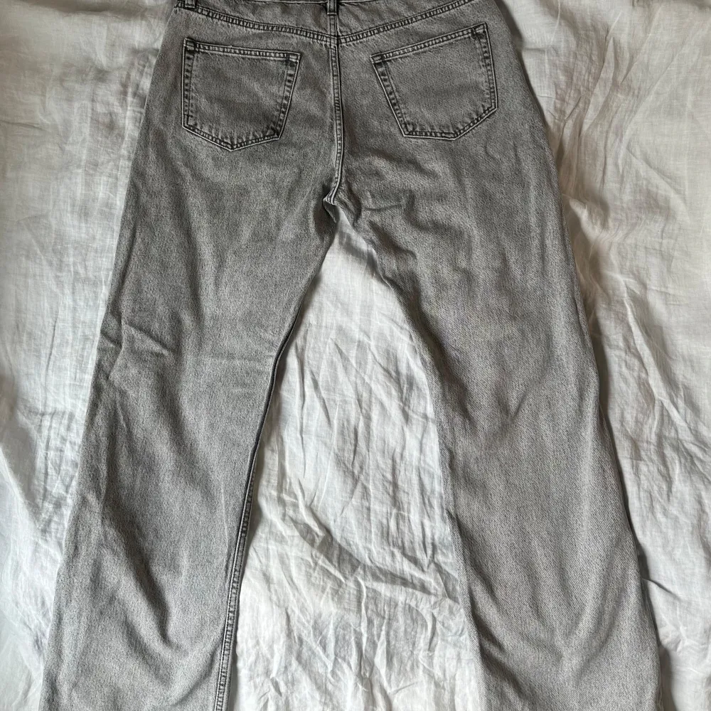 Säljer ett par HOPE Rush i färgen ”light grey stone”. Byxorna är i väldigt bra skick och nypris är 2300kr. . Jeans & Byxor.