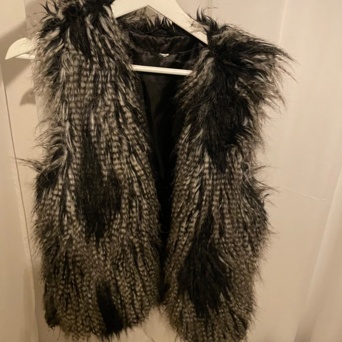 Svart och grå pälsväst - 90