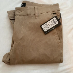 Helt nya kläder från NLY MAN - Helt nya kläder från NLY MAN   Bild 1 - Chinos i storlek - 29/32   Bild 2 - Linnebyxa - Strl - S passar även M  Bild 3 - Polo CS - Piké - Strl - S passar i M  Bild 4 - Full zip shirt - Strl S passar även i M   Allt för 650kr - Pris diskuteras också 