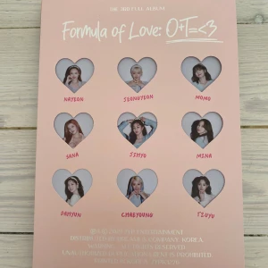 Formula of love:O+T=<3 TWICE album  - TWICE! Formula of love album💖. Pris kan diskuteras. Inga tecken på användning. Innehåller t.ex photobook, klistermärken, Scientist ID card & Photo card.