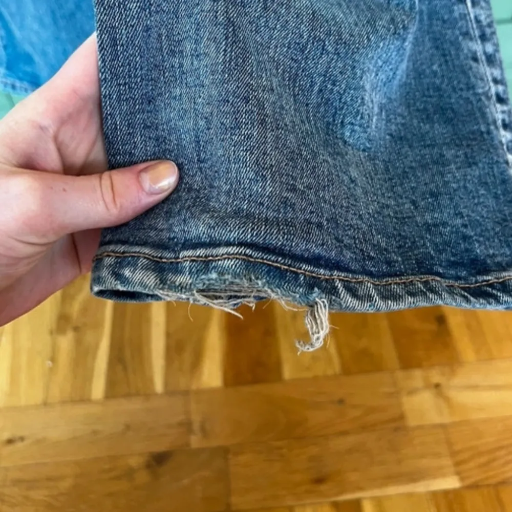 Bootcout jeans från Weekday i storlek W24 L32 Använt fåtal gånger säljer på grund av att dom är för små.. Jeans & Byxor.