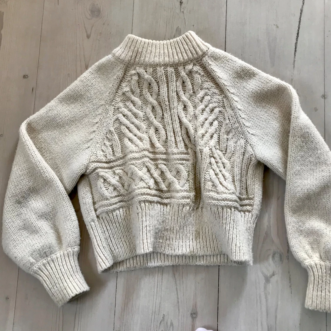 Beige stickad tröja med flätmönster - 90