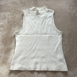 Topp - Vit topp med polokrage 