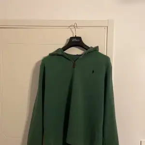 Säljer denna skit snygga Ralph Lauren Half Zip för ett dunder pris! Den är perfekt nu inför vintern eftersom den är ganska tjock men funkar även att ha på svala sommarkvällar!🤩 Storlek:M  Skick:8/10 (Lite solblekt) Nypris:2200  Skriv angående frågor 