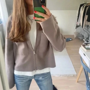 Åhléns cardigan  - Så fin cardigan från Åhléns! Köpt i januari i år och är sparsamt använd! Första bilden är lånad men kan komma med fler egna! 💗 pris kan diskuteras 