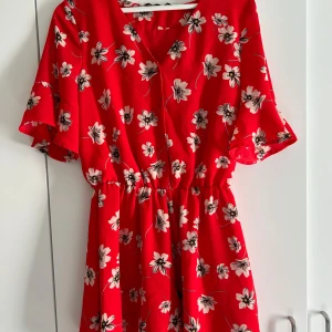 Byxdress  - En gullig byxdress/klänning i blommigt mönster från Only. Har aldrig använt denna. Kan posta eller mötas i Örebro 