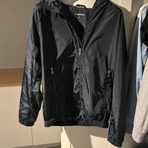 J.Lindberg windbreaker  - Säljer min vindjacka från j.lindberg Jackan är köpt i mars detta året men har inte använt den så mycket. Det är storlek medium 