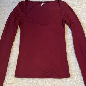 Vinröd tröja  - Vinröd långärmad tröja från Nelly🎀 Använd en gång bara, säljer för att jag inte använder den längre💗 Jättefint skick! Nypris 199 kr.