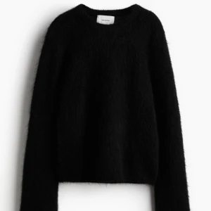 Slutsåld mohair tröja - Svart stickad mohair tröja från hm som är slutsåld på hemsidan, oanvänd och lappen kvar. Har en i xs och en i s💕