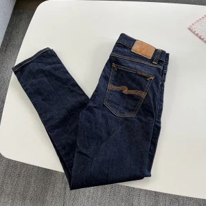 Nudie jeans - Tja! Säljer mina sjukt snygga nudie jeans i nyskick, storlek 30/30, nypris 1599, mitt pris endast 499, sitter som slimfit priset kan sänkas med nån hundring vid snabb affär 