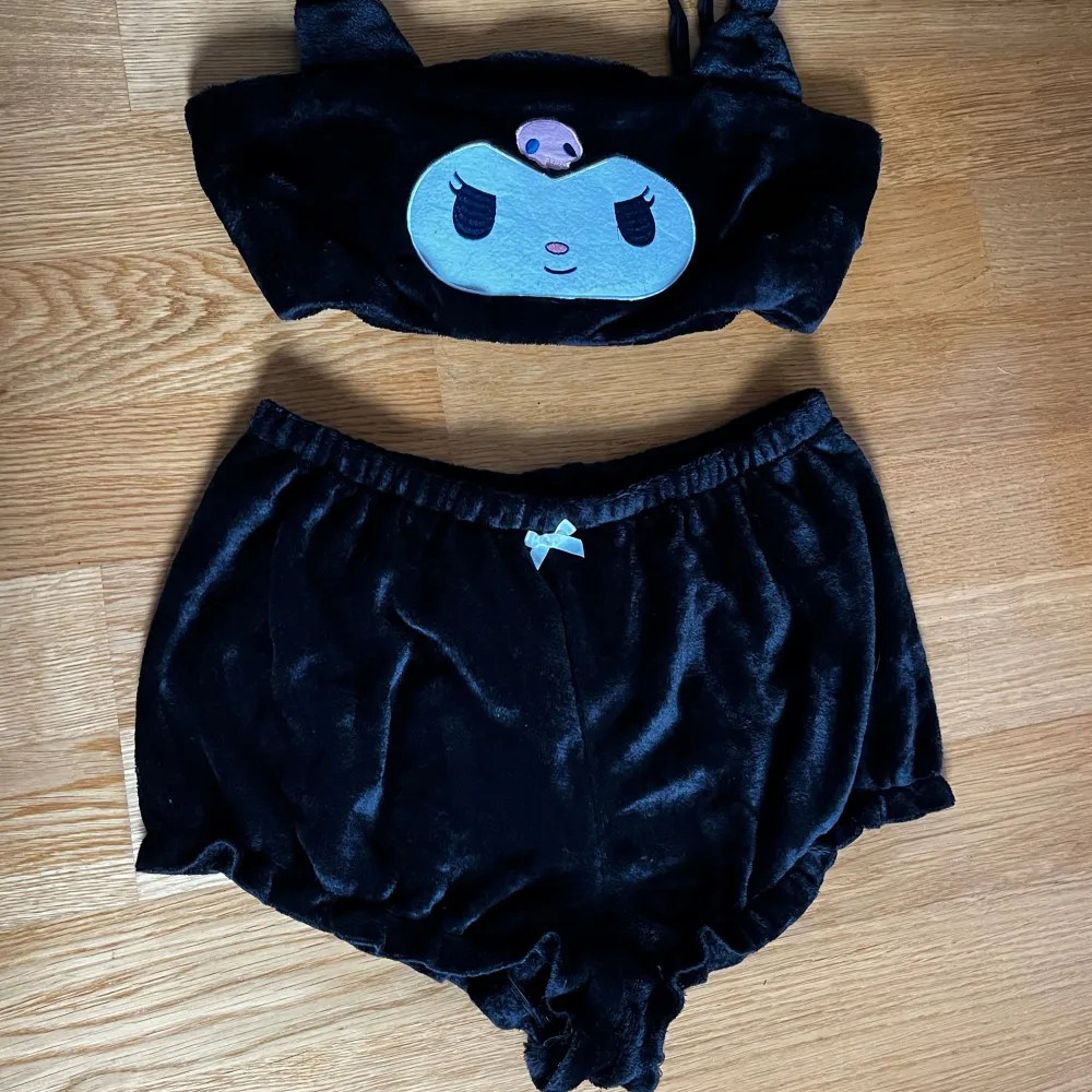 Jättegulligt kuromi-pyjamas-set💗 både toppen och shortsen är i strl XL, men passar L & M💗 jätteskönt och stretchigt material💗. Övrigt.