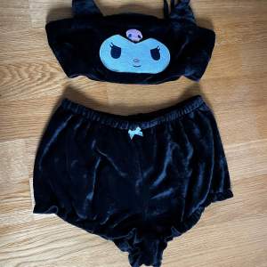 Jättegulligt kuromi-pyjamas-set💗 både toppen och shortsen är i strl XL, men passar L & M💗 jätteskönt och stretchigt material💗