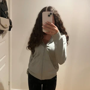 Zipup hoodie - Jätte fin och skön Zippupp hoodie💗 grå/ lite lime grön. Priset kan diskuteras💗