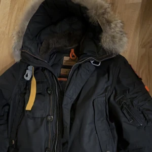 Parajumpers  - Säljer min Parajumpers Kodiak modell Herr Storlek S passar som M de lång modell   Inga hål eller fläckar på den kommer från djur/röktfritt hem 