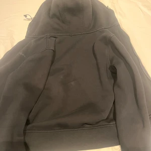 Sail Racing Zip Hoodie - Denna hoodie är i extremt bra skick, knappast använd. Köpt för 999, säljer för 349. Skicka gärna prisförslag för priset är ej spikat. Tröja för båda tjejer och killar.