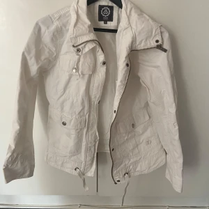 Jacka höst/vår - En vit höst/vår jacka, i storleken 42