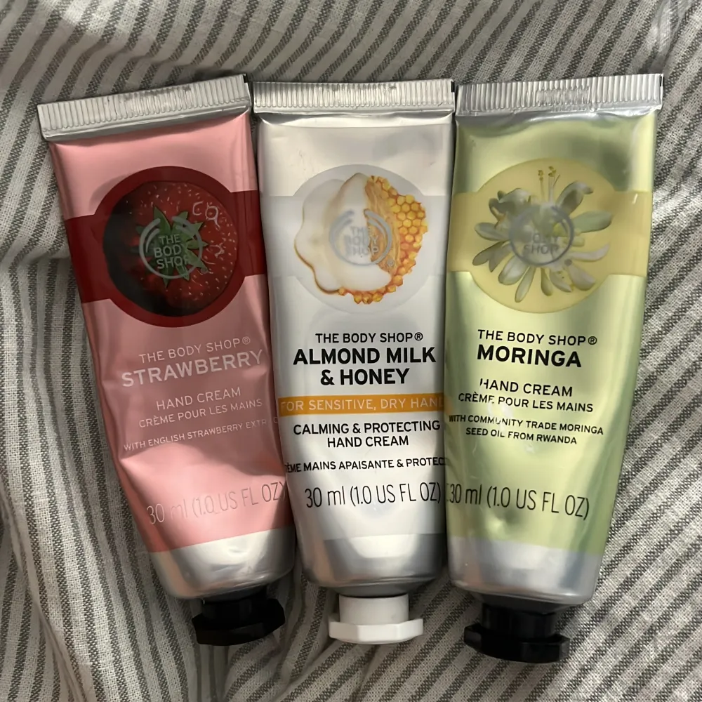 3 the body shop handkrämer. Luktar så gott. Strawberry, Almond milk & honey, moringa. The body shop har stängt ner så passa på nudå. Orginal pris: kan kosta mellan 50-120 kr. Om inte mer. Sök själv om du vill se.💗99 kr för alla tre🎀. Stickat.