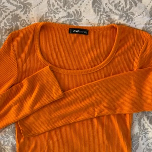 Orange tröja  - Skön fin stickad orange tröja från newyorker, sitter mer som en S än M! 🤍