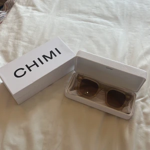 Solglasögon 04 från CHIMI - INTRESSEKOLL! Kollar intresset på mina par solglasögon från CHIMI i 04. Glasögonen är i nyskick och kommer med båda tillhörande fodralen. Skulle även kunna tänka mig byta med någon som har deras silvriga glasögon i 08/04.Tveka inte på att höra av er💓