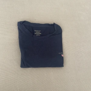 Gant t-shirt  - Bra passform och väldigt snygg. Storlek : 158-164 Färg mörkblå Nyskick