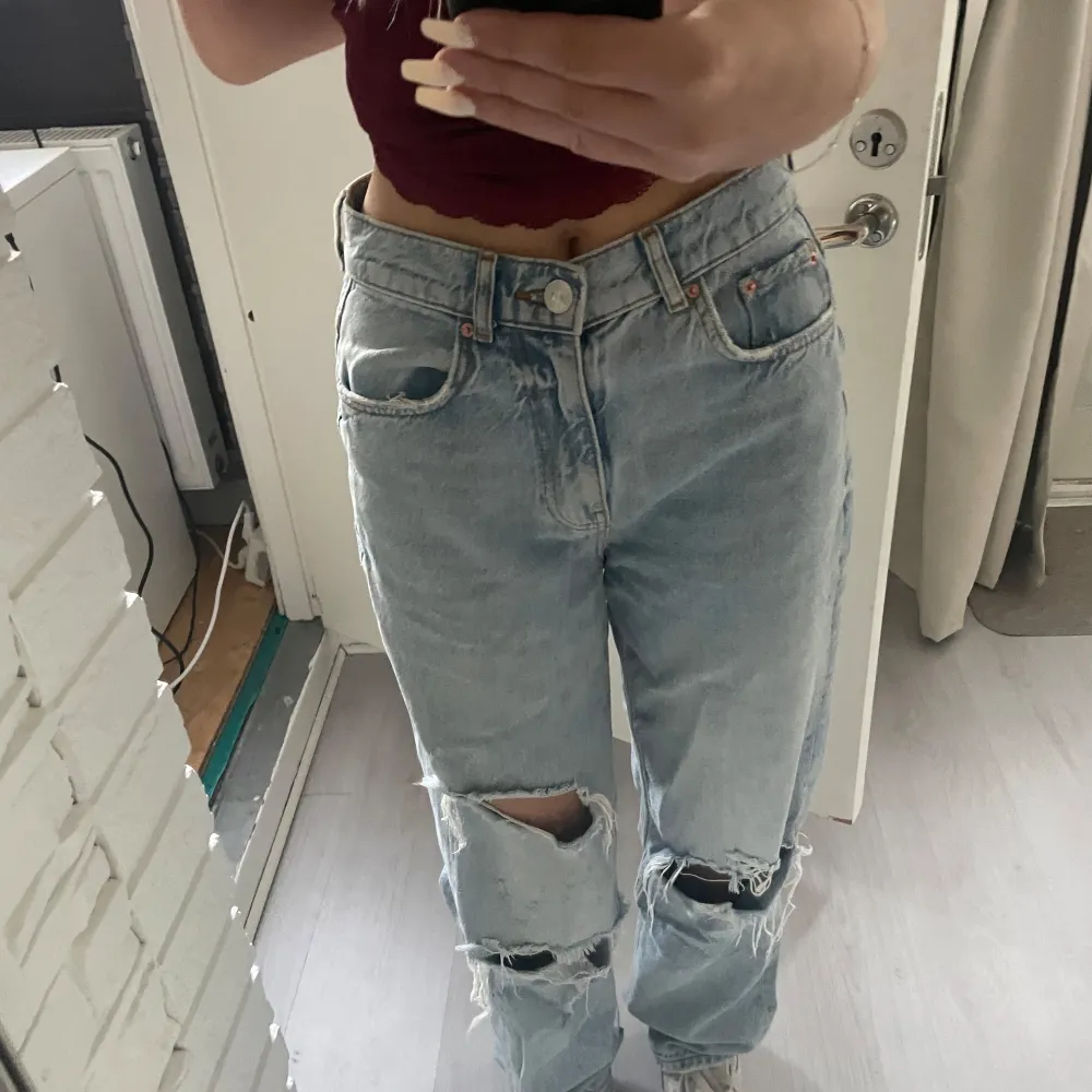 Sällhet jättefina midwaist jeans med hål från Gina Tricot i super bra skick (endast använd 3-4 gånger) lite baggy . Jeans & Byxor.