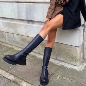 Boots Zara - Coola boots köpta här på Plick för 500kr. De kom dock aldrig till användning av mig (de 2 första bilderna fick jag snällt låna från förra säljaren). Har enstaka små märken – se sista bilden. Bara att skriva om du önskar fler bilder på detta el annat☀️