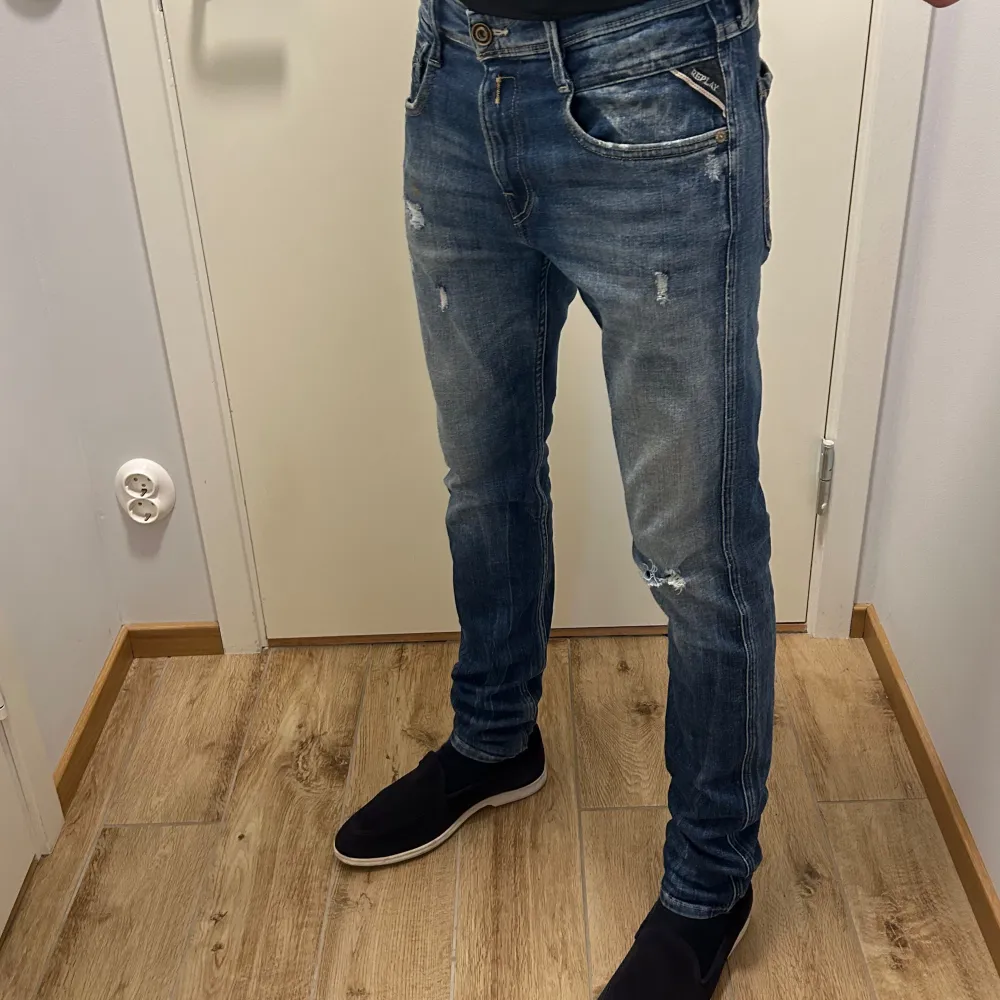 Replay anbass m. slitningar. Slimfit passform, storlek 30/32. Fint skick, sparsamt använda. Modellen på bilden ca 180 cm. Inköpta nya för 1799, orderbekräftelse/kvitto finns✅  Vid snabb och enkel affär-dropp i pris, dock inga skambud❌ Mvh Arresellout. Jeans & Byxor.