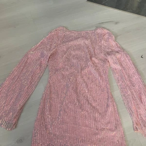 Rosa glitterklänning  - Säljer min nyårskrönika från 2023 som då bara använts den gången och aldrig mer! Jättefin och även djup i ryggen så att ryggen syns! Skriv för bilder på!🩷🩷