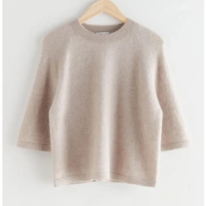 Stickad tröja - Trekvartsärmad stickad tröja från & other stories! I alpacka ull. Använd ett fåtal gånger, därav inga defekter 💞 andra bilden är lånad! Nypris 790kr 🤗