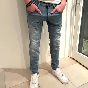 Replay Anbass - Replay Anbass storlek W31/L32 i en snygg blå/grå nyans. Fint skick och inga märkbara tecken på användning .⭐️