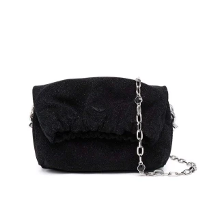 Zadig Voltaire väska  - Säljer den här superfina väskan från Zadig Voltaire och modellen Rockyssime xs. Den är i nyskick med ingen tecken på användning. Superfin och perfekt att ha ute. Går att ha som Cross over eller ta av kedjan och ha som en pouch. Äkta skinns och glittr