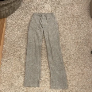 Gråa juicy couture byxor  - Välanvända, metallen på snörena har gått av (se sista bilden) 