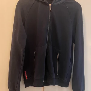 Prada hybrid jacka - Säljer nu denna Prada hybrid jacka storlek m Grymt skick👍🏼  Säljer pga den har blivit för liten för mig 😕