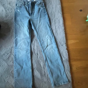 Blå jeans  - Säljer mina raka jeans från bershka i strlk 34