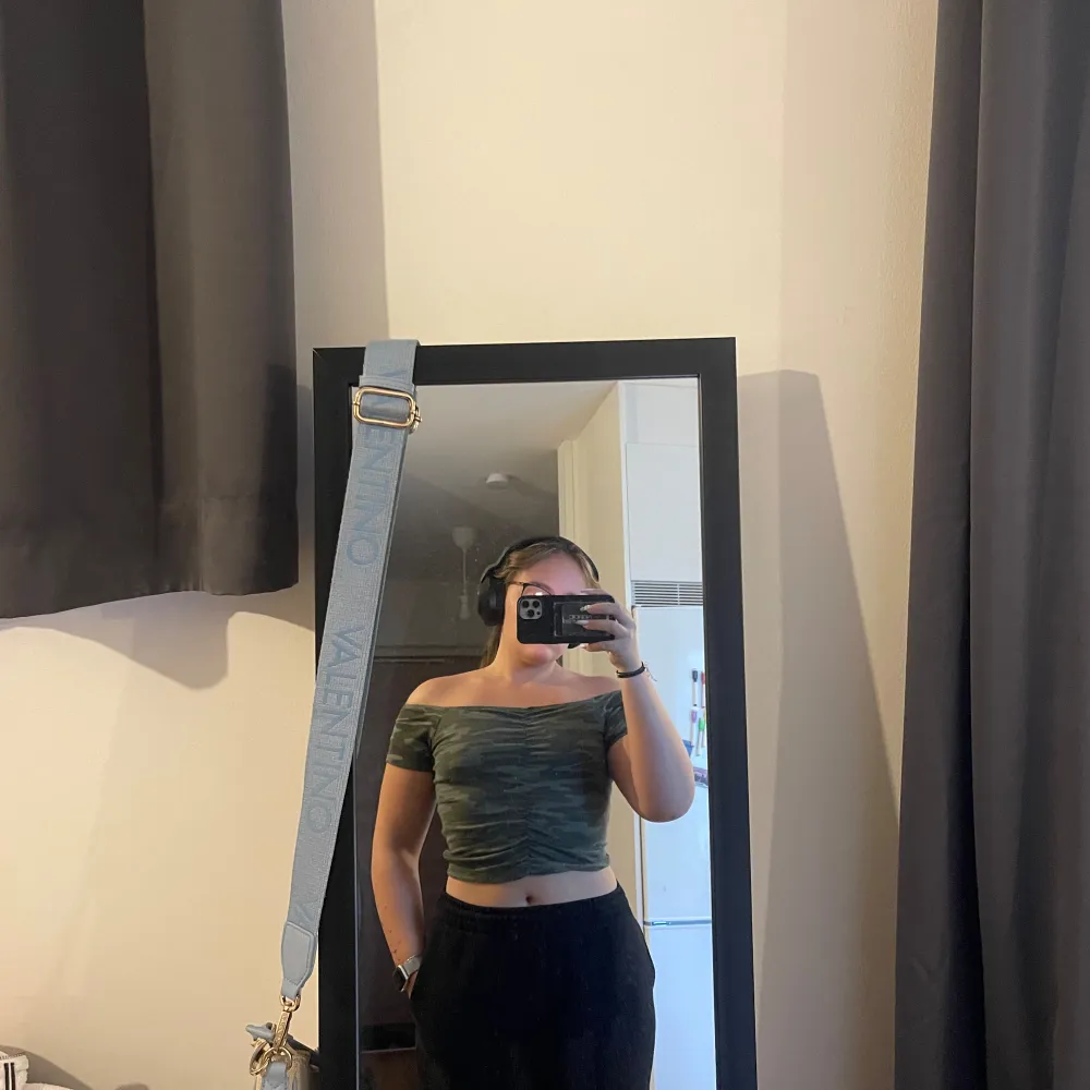 Säljer den här både om shoulder och off shoulder, camo topp från newyorker då den inte kommer till användning ☺️. Toppar.