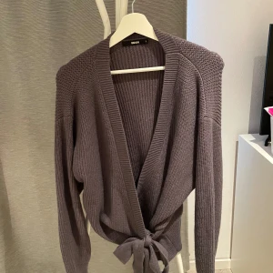 Bikbok kofta  - Grå bikbok kofta i storlek xl men passar perfekt som m💞Skriv privat för mer bilder.