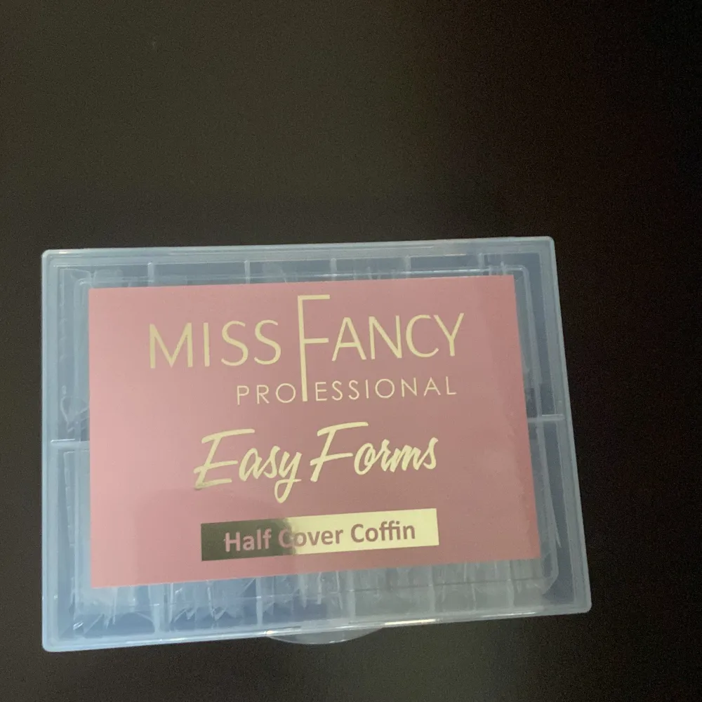 Easy forms half cover coffin från miss fancy! Helt oanvänd, säljer pga att jag köpte fel produkt! Alltså är den helt i nytt skick! Pris kan diskuteras💕. Skönhet.