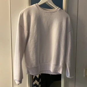 Vit Sweatshirt  - Vanlig vit sweatshirt, storlek S men passar M också. Knappt använd. 