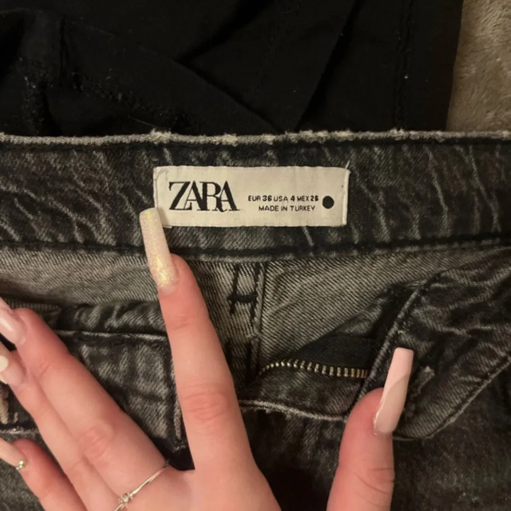 använt måånga gånger mina favorit jeans, från ZARA storlek 36, dem ska se ut så det är därför dem ser lite typ klippta elr hur man ska förklara vill se hur mycket jag kan få för dem, köpte dem för 700kr😔🍭🍭 kan alltid gå ner i pris absolut bara hör av. Jeans & Byxor.