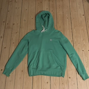 Acne hoodie - Acne hoodie, grön. Storlek S. På tredje bilden ser man att på ett litet område har den bleknat. Dehär synd inte sålänge man inte slår me blixt 5cm ifrån den. Kan såklart skicka fler närbilder. Men därav sänkt pris. Köpt för 1.6k