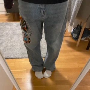 Ed Hardy  - Jättesnygga Ed Hardy baggy jeans har använt dom typ 3 gånger så är nästan som nya. Midjemått 90 Innerbenslängd 73 Hör av dig om du är intresserad💕