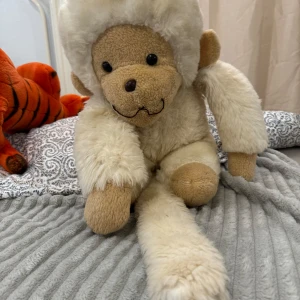 Gosig apa i beige plysch - Perfekt som present eller för att dekorera sängen med lite extra mysfaktor!